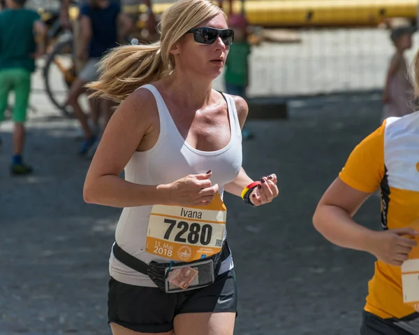 Regensburg, Bavyera, Almanya, 13 Mayıs 2018: Regensburg maraton 2018 eski şehir salonunda Katılımcısı