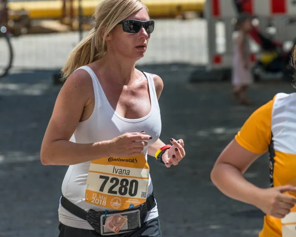 Regensburg, Bavyera, Almanya, 13 Mayıs 2018: Regensburg maraton 2018 eski şehir salonunda Katılımcısı