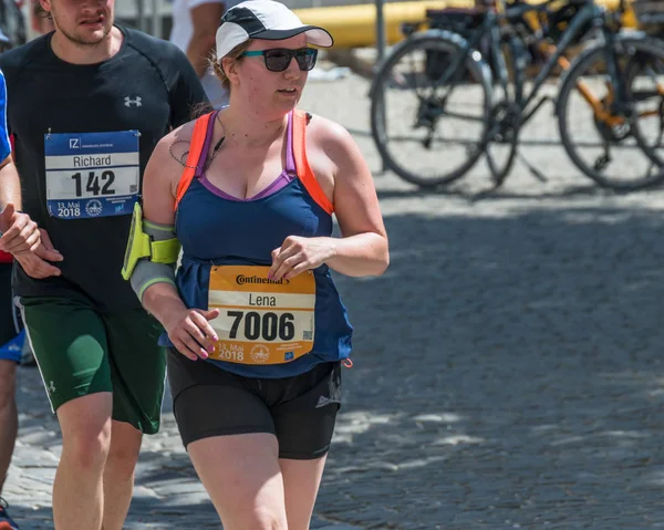 Regensburg, Bavyera, Almanya, 13 Mayıs 2018: Regensburg maraton 2018 eski şehir salonunda Katılımcısı