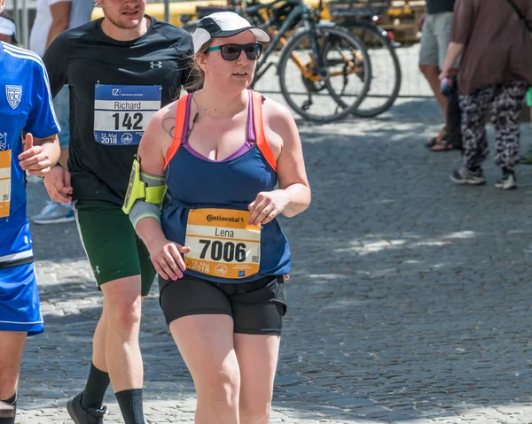 Regensburg, Bavyera, Almanya, 13 Mayıs 2018: Regensburg maraton 2018 eski şehir salonunda Katılımcısı