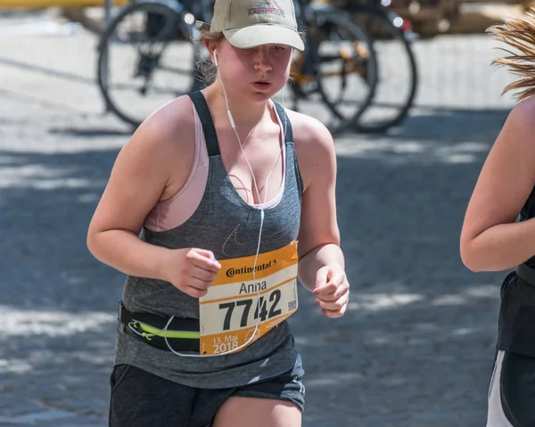 Regensburg, Bavyera, Almanya, 13 Mayıs 2018: Regensburg maraton 2018 eski şehir salonunda Katılımcısı