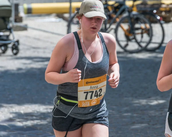 Regensburg, Bavyera, Almanya, 13 Mayıs 2018: Regensburg maraton 2018 eski şehir salonunda Katılımcısı