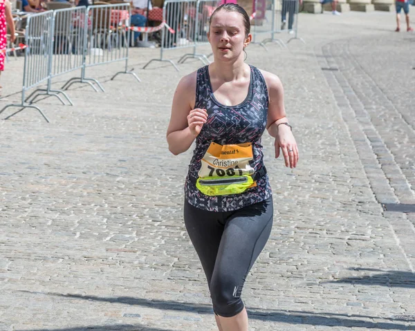 Regensburg, Bavyera, Almanya, 13 Mayıs 2018: Regensburg maraton 2018 eski şehir salonunda Katılımcısı