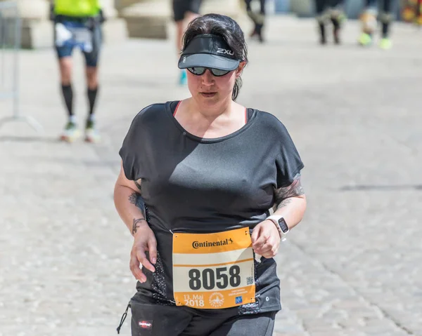 Regensburg, Bavyera, Almanya, 13 Mayıs 2018: Regensburg maraton 2018 eski şehir salonunda Katılımcısı