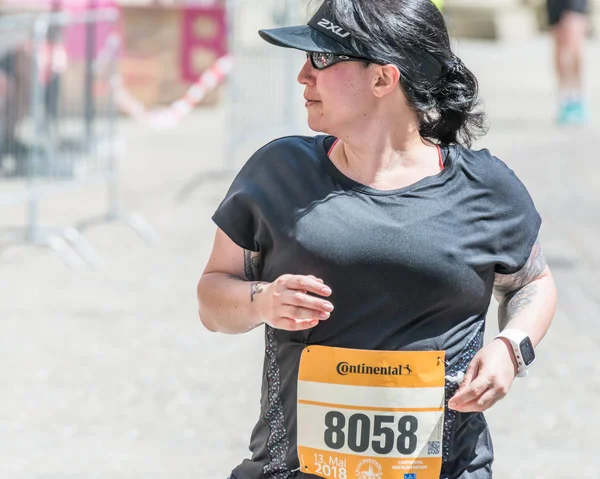 Regensburg, Bavyera, Almanya, 13 Mayıs 2018: Regensburg maraton 2018 eski şehir salonunda Katılımcısı