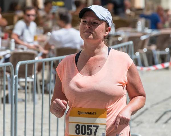 Regensburg, Bavyera, Almanya, 13 Mayıs 2018: Regensburg maraton 2018 eski şehir salonunda Katılımcısı