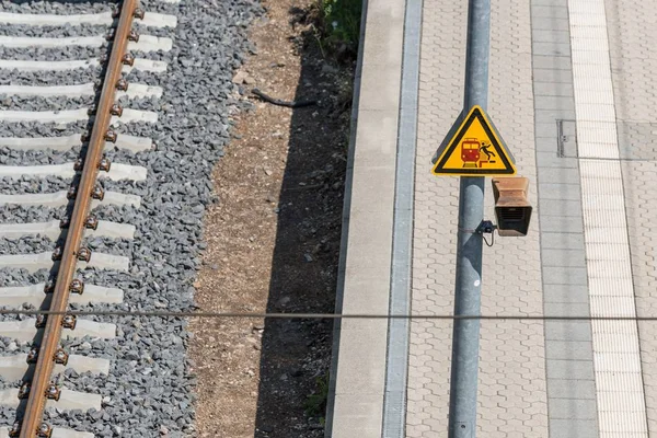 Traffic signs on the railway track: Risk of falling