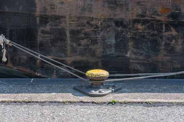 麻ロープを使って船の船着場 — ストック写真
