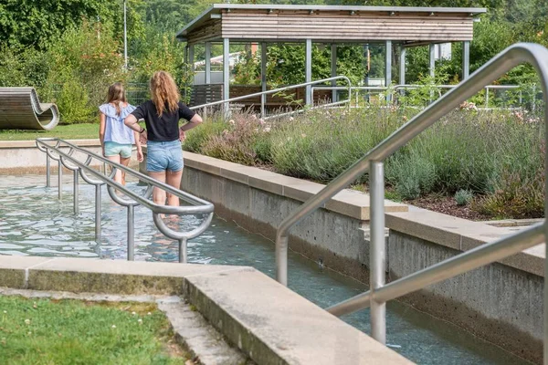 Twee Jonge Meisjes Nemen Een Kneipp Genezen Zomer — Stockfoto