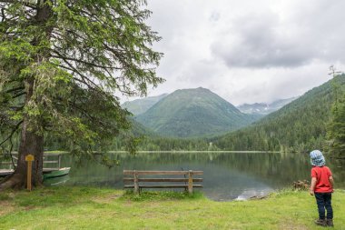 Göl Etrachsee Avusturya küçük bir çocuk bakıyor