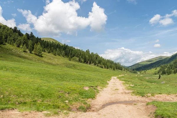 徒步在 Nockberge 山到湖 Rosaninsee Knigsstuhl 奥地利 — 图库照片