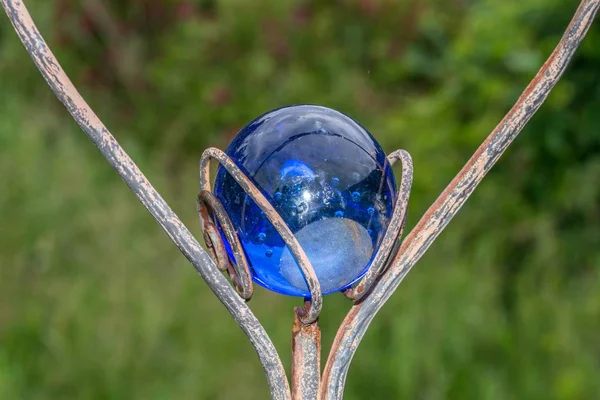 Καρδιά Διαμορφωμένα Κήπο Βύσμα Διακοσμημένο Μια Μπάλα Μπλε Γυαλί — Φωτογραφία Αρχείου