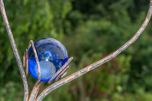 Heart Shaped Garden Plug Decorated Blue Glass Ball — Stock Photo, Image