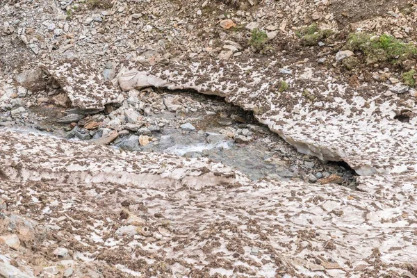 Resti Del Manto Ghiaccio Del Manto Nevoso Torrente Montagna Estate — Foto Stock