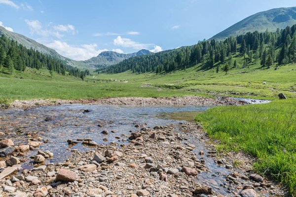 Горный поток в горах Нокберге в Лунгау, Австрия
