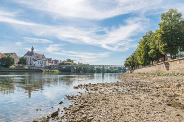 Regensburg, Almanya demir köprü manzaralı tuna düşük su seviyesi