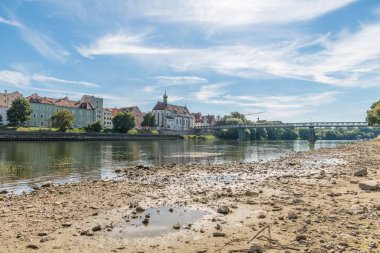 Regensburg, Almanya demir köprü manzaralı tuna düşük su seviyesi