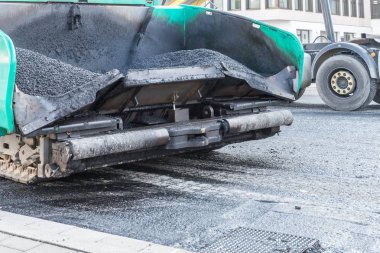 Bir Asfalt Finişer yol yüzeyi, Almanya yenileyen bir inşaat sitesinde Close-up