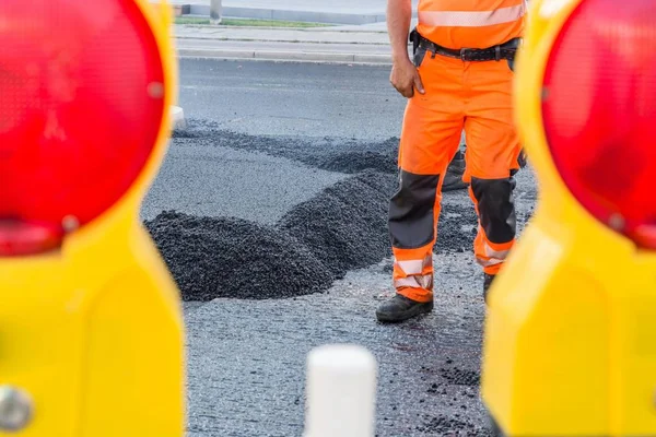 Trabajadores Carretera Distribuyen Asfalto Caliente Con Palas Carretera Alemania — Foto de Stock