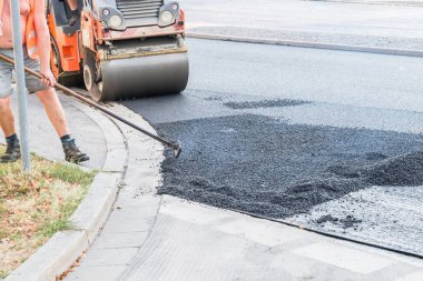 Sıcak asfalt kürek ile yayılan ve Almanya ' da yola haddeleme yol işçiler