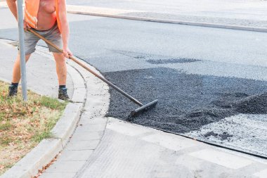Kürekler road, Almanya ile sıcak asfalt yol işçileri dağıtmak