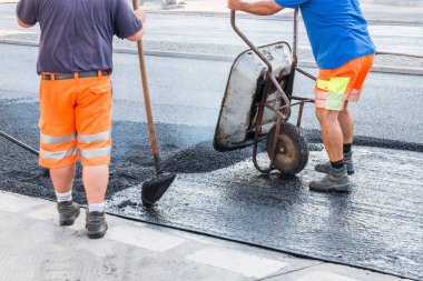 Kürek ve el arabası, Almanya ile sıcak asfalt yolda yol işçileri dağıtmak