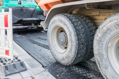 Bir Asfalt Finişer yol yüzeyi, Almanya yenileyen bir inşaat sitesinde Close-up