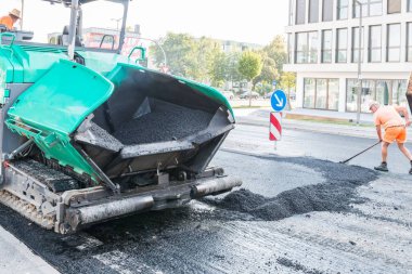 Bir Asfalt Finişer yol yüzeyi, Almanya yenileyen bir inşaat sitesinde Close-up