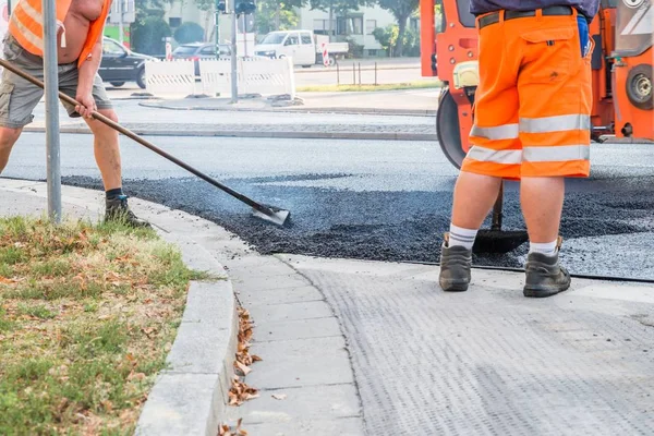 Les Travailleurs Route Distribuent Asphalte Chaud Avec Des Pelles Sur — Photo