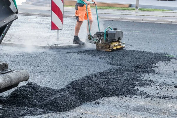 Les Travailleurs Route Compactent Asphalte Avec Une Pilonneuse Vibrante Sur — Photo