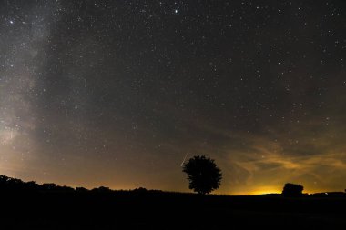 Yıldızlı gökyüzü yaz gecesi yıldızın Bavaria, Almanya