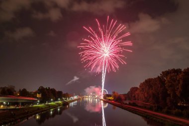 Dönme dolap ve Katedrali Regensburg, Almanya Herbstdult havai fişek