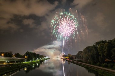 Dönme dolap ve Katedrali Regensburg, Almanya Herbstdult havai fişek