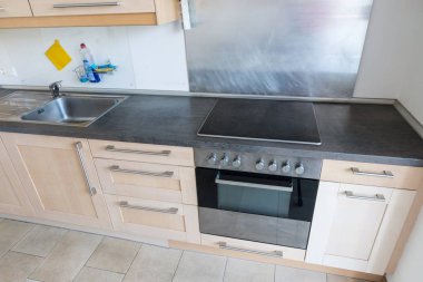 Elektrikli ev aletleri ve mutfak ve çekmeceler ve duvar dolabı ile bir dairede mutfak