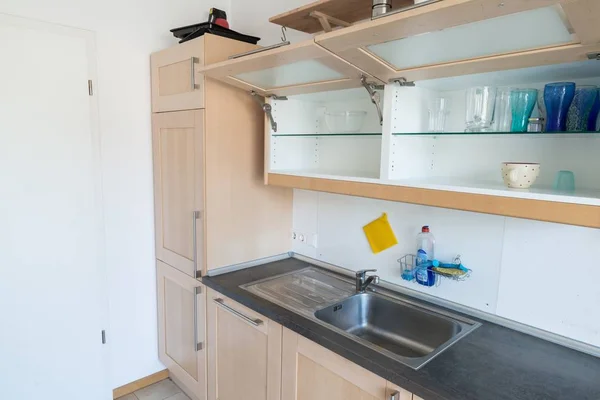 Dapur Yang Pas Sebuah Apartemen Dengan Peralatan Listrik Dan Meja — Stok Foto