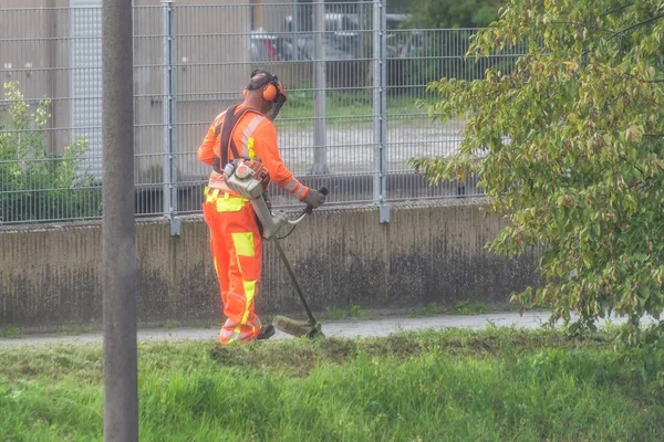 Jardineiro Cortando Grama Dique Uma Cidade Com Aparador Grama Bateria — Fotografia de Stock