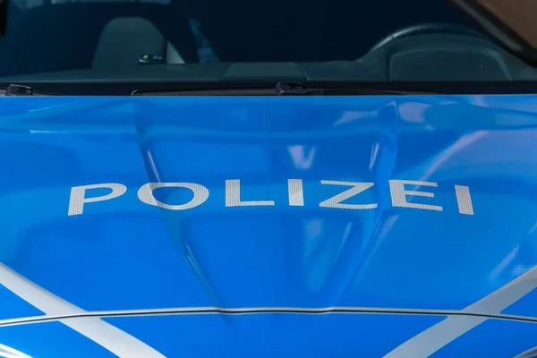 Imagen Cerca Coche Policía Alemán Con Letras Blancas Fondo Azul — Foto de Stock