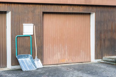 Kar küreği önünde bir çift garaj olmadan kar, Almanya