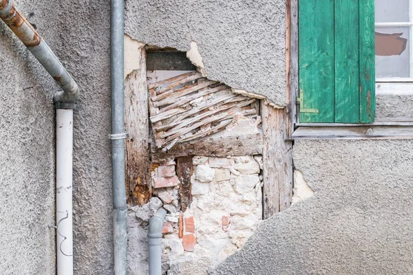 Een Beschadigde Huis Muur Vlokken Exterieur Gips Met Een Groot — Stockfoto