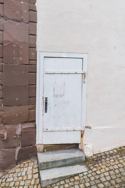 重い鉄付属品 ドイツの古い歴史的な木製のドア — ストック写真