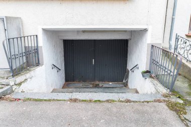 Ağır demir parçaları, Almanya ile eski tarihi ahşap kapı