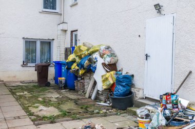 Hechingen, Baden-Wrttemberg, Almanya, 10 Şubat 2019, A terk edilmiş sosyal konut sosyal bir hotspot içinde çöp için bahçede, Almanya ile