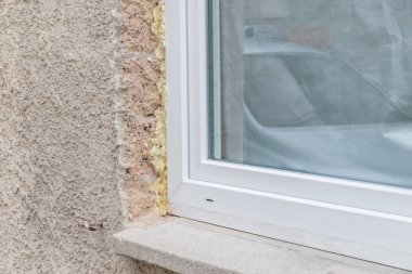 Kabuk inşaat köpük ve pencere pervazına, Almanya ile bir pencerede Close-Up