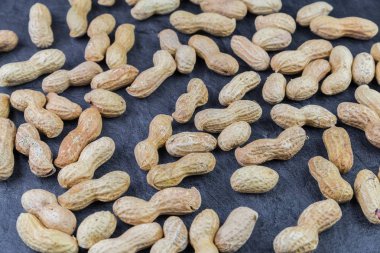 Ortasında boş alan ile bir kayrak mutfak tezgahı üzerinde Yer fıstığı