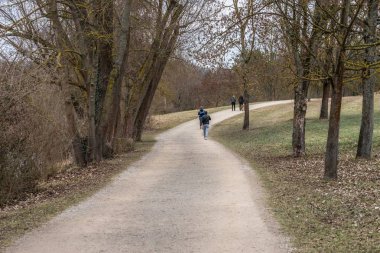 Walker ilkbaharda bir parkta, Almanya