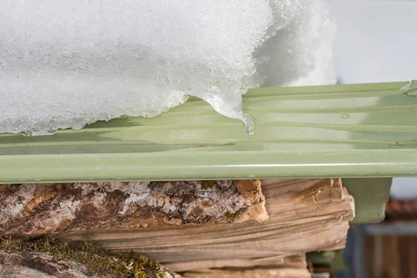 Hielo Que Derrite Sol Gotea Sobre Una Lámina Metal Alemania — Foto de Stock