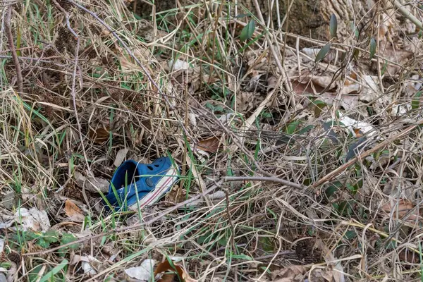 Pojedyncze Niebieskie Dzieci Sandał Wyrzucane Wysokiej Trawie Niemcy — Zdjęcie stockowe