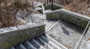 Yukarıdan aşağıya bir parkta taş merdivenler, Almanya