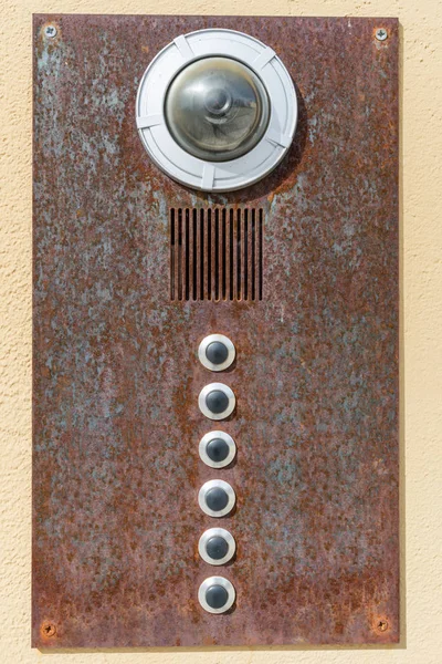 旧生锈的房子钟与相机和对讲机 — 图库照片