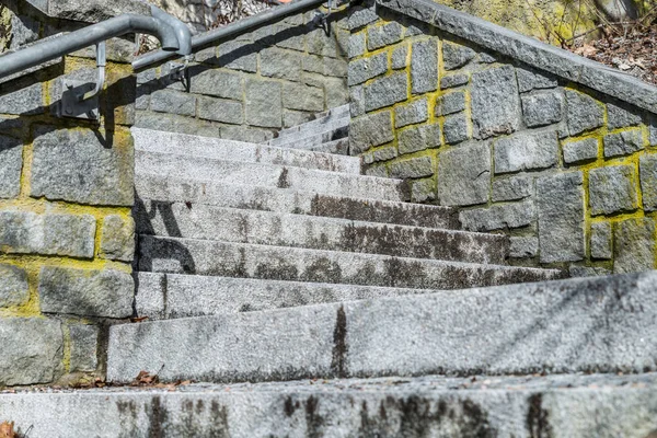 石头楼梯在公园从上到下 — 图库照片